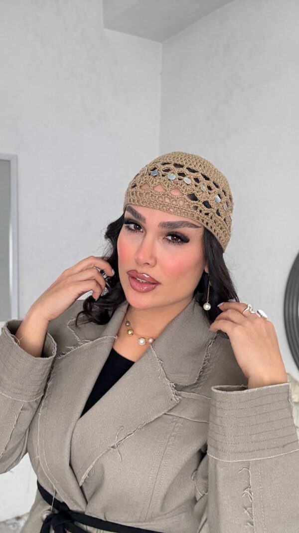 کلاه قلاب بافی زنانه پولک‌دار وارداتی رنگ مشکی کرم و قهوه‌ای