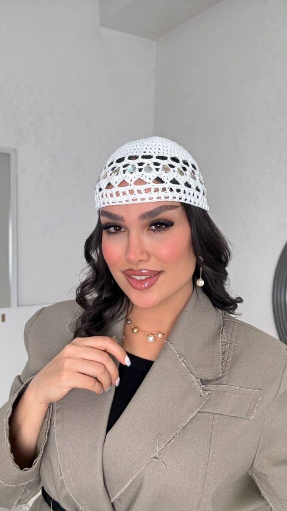 کلاه قلاب بافی زنانه پولک‌دار وارداتی رنگ مشکی کرم و قهوه‌ای