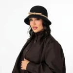 استایل پاییزی و ژورنالی با کلاه کلاسیک زنانه نمدی مشکی مدل شهرزادی روی سر مدل