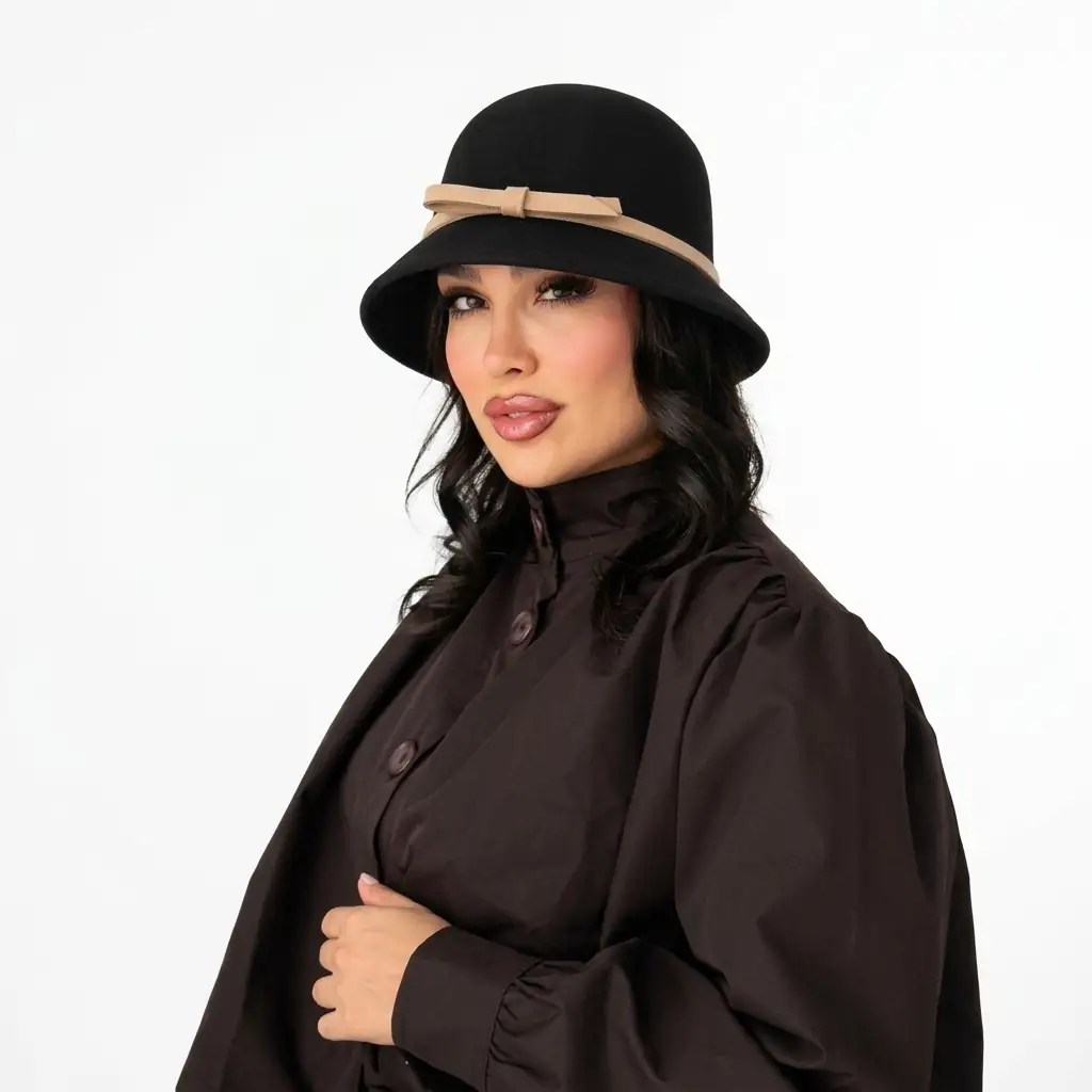استایل پاییزی و ژورنالی با کلاه کلاسیک زنانه نمدی مشکی مدل شهرزادی روی سر مدل