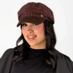 استایل مدل زن با کلاه فرانسوی چهارخانه زرشکی و کت مشکی