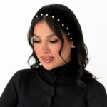 استایل مدل زنانه با هدبند مرواریدی مشکی دستبافت