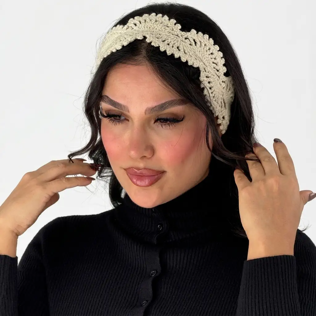 چهره مدل با هدبند گل‌بافته کرم رنگ