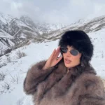 استایل زمستانی شیک با کلاه روسی دورخز مشکی و پالتو خزدار